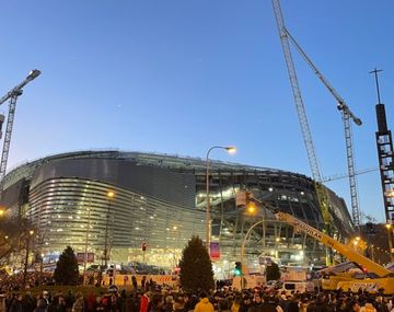 Se inaugura el nuevo estadio Santiago Bernabéu del Real Madrid