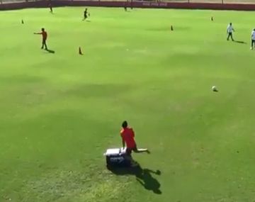 El terrible blooper de un juvenil de Independiente durante una práctica