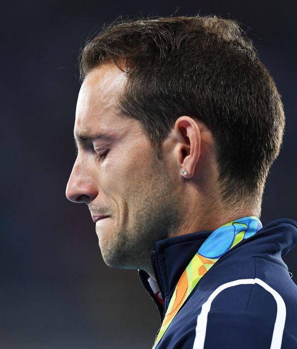 Un francés comparó al público brasilero con los nazis, lo silbaron y terminó llorando