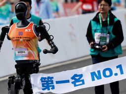 Realizaron en China la primera media maratón con atletas y robots humanoides