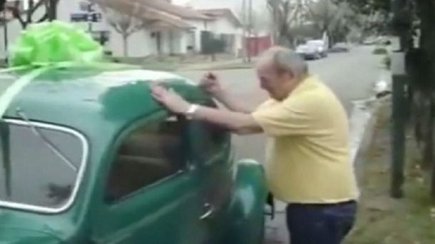 El mejor regalo y que jamás imaginó: su familia le dio el primer auto que tuvo
