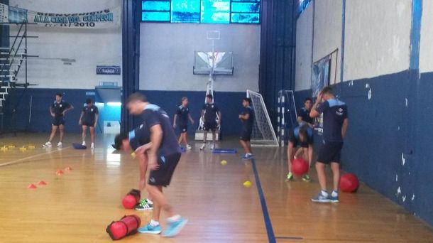 Con lluvia y con sol, Racing retornó a los entrenamientos