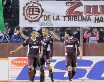 Lanús aplastó a River y lo dejó fuera de la pelea por el título
