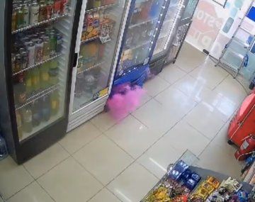 Prenden bengalas en comercios para robar