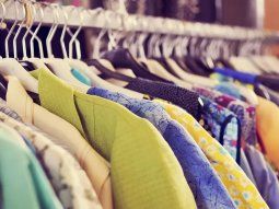 Los supermercados con descuentos en ropa femenina.