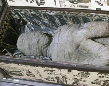 Un niño encontró una momia en la casa de su abuela