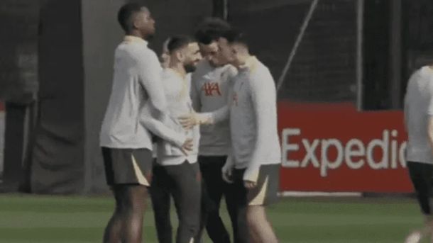 Dos futbolistas del Liverpool se cruzaron fuerte en la práctica: los separaron