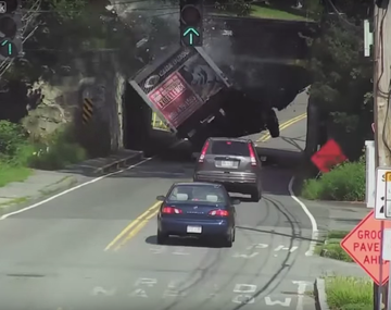 Choque de un camión contra un puente