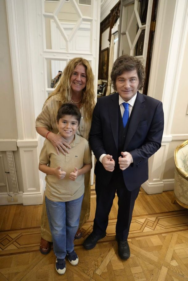 Javier Milei otra vez con Pedrito y su mamá Javier Milei otra vez con Pedrito y su mamá