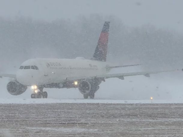 Más de 8.000 vuelos programados para el fin de semana en Estados Unidos han sido cancelados por la fuerte tormenta.