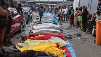 defensa civil de rio de janeiro retira cuerpos de una favela tras el operativo contra el grupo narco comando vermelho defensa civil de rio de janeiro retira cuerpos de una favela tras el operativo contra el grupo narco comando vermelho