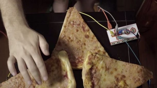 Mirá cómo una pizza puede ser una pantalla táctil