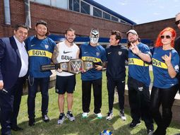 Guillermo, Benedetto y Angelici junto a las estrellas de la WWE.