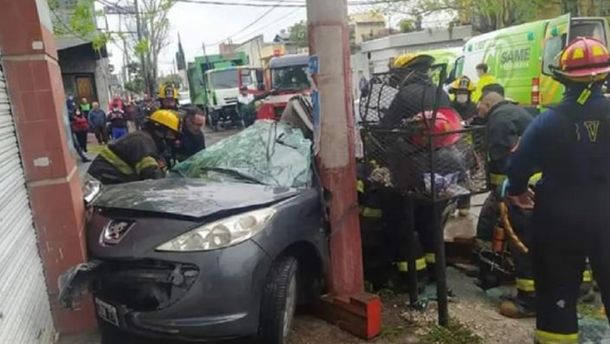 VIDEO: Una familia quedó aplastada contra un poste tras chocar con un camión recolector