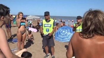 Mujeres censuradas en Necochea cuando hacían topless Mujeres censuradas en Necochea cuando hacían topless