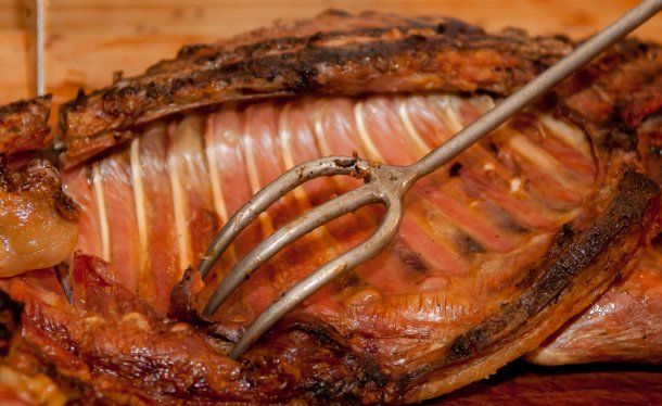 Pagaron fortuna por un almuerzo para dos y un detalle en el ticket las hizo enojar