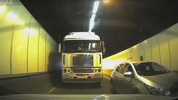 video: el camion o el auto: ¿quien tuvo la culpa del choque? video: el camion o el auto: ¿quien tuvo la culpa del choque?