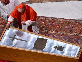 Al cuerpo del papa Francisco le pusieron unos zapatos de charol que nunca usó