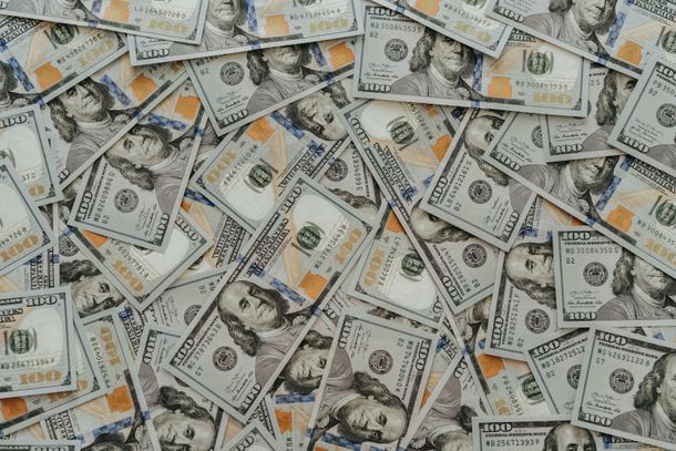 El dólar volvió a bajar y se mantuvo en la franja de los 38 pesos.