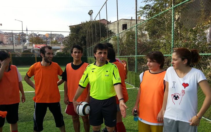 Turquía: condenan a la Federación de Fútbol por apartar a un árbitro gay