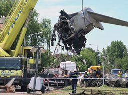 Trasladaron los restos del avión siniestrado en San Fernando.