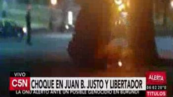 impresionante choque en libertador: un auto embistio una columna de un puente y se incendio impresionante choque en libertador: un auto embistio una columna de un puente y se incendio