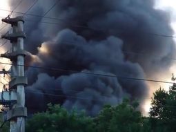 Feroz incendio en un depósito de plásticos de Morón