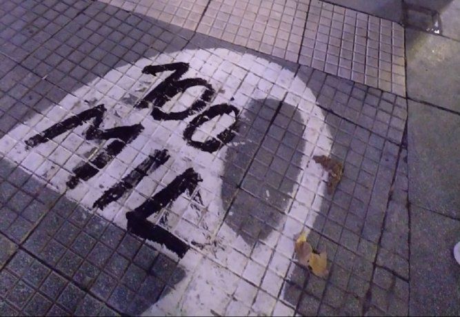 Otra vez los anticuarentena opositores vandalizaron los símbolos de Madres en Plaza de Mayo