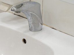 El truco sencillo para limpiar el baño con sal y dejarlo impecable