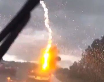 Video impresionante: grabaron el momento en el que un rayo caía sobre un auto