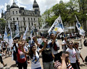 En la Plaza de Mayo ya se vive la fiesta por el Día de la Democracia