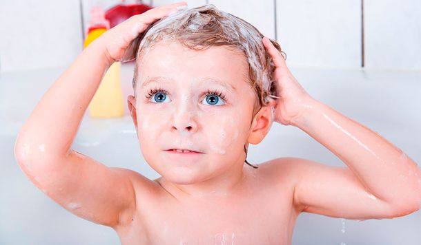 Por eventos adversos en los ojos de un nene, prohíben la venta de un shampoo infantil