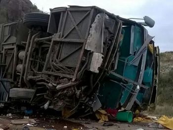 Volcó un micro en Mendoza y hay al menos 12 muertos - Crédito: Día del Sur 