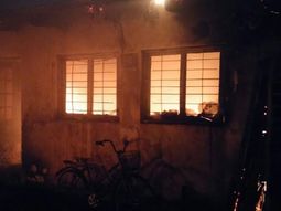 hacia un asado en el garaje y se le incendio la casa hacia un asado en el garaje y se le incendio la casa