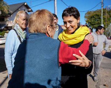 Mayra Mendoza recorrió obras de pavimentación: Estamos muy contentas de poder realizar este tipo de obras