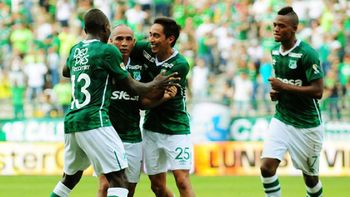 Mayer Candelo, junto a sus compañeros del Deportivo Cali Mayer Candelo, junto a sus compañeros del Deportivo Cali