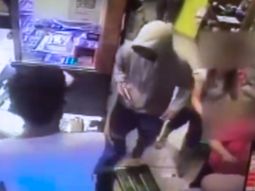 VIDEO: Robaron una panadería y se llevaron la caja registradora