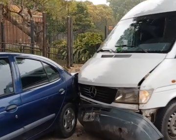 Convulsionó y chocó contra dos autos estacionados en Bajo Flores