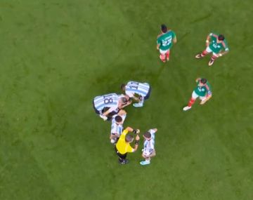 Se juega como una final: el terrible codazo a Montiel en el inicio del partido