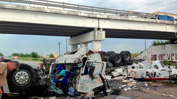 Rosario: un camión cayó de un puente y el conductor se salvó de milagro