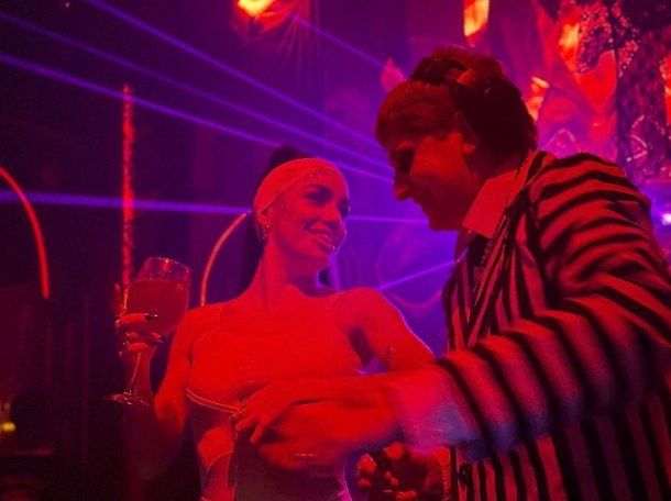 El sensual baile de Lali Espósito junto a Dillom en una fiesta de Halloween