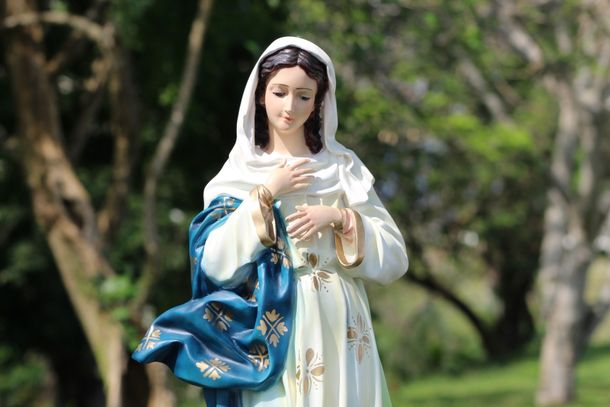 La Virgen María es considerada reina por su labor de intermediaria entre la humanidad y lo divino.