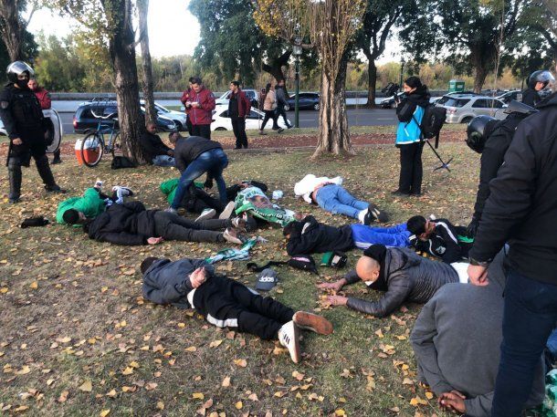 Detuvieron a 50 hinchas de Deportivo Cali con al menos 20 cuchillos en Puerto Madero