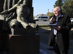 Vamos a restaurar el monumento por más que le pese a Macri