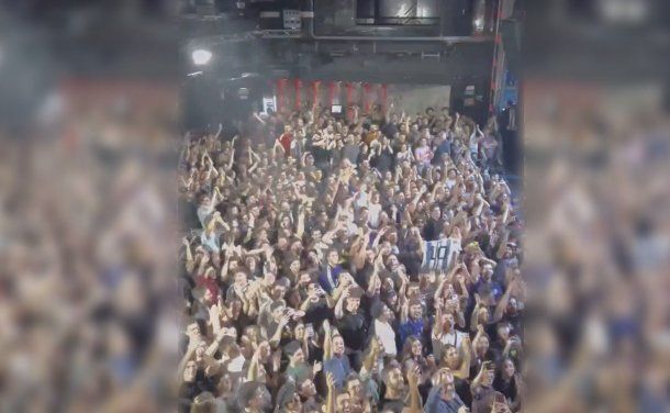 Un campeón del mundo fue a ver a Las Pastillas del Abuelo y recibió un gran regalo del público