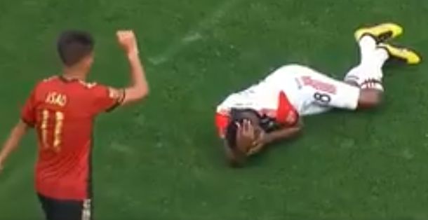 El ex Vélez reconoció su patada al instante y pidió su propia amarilla