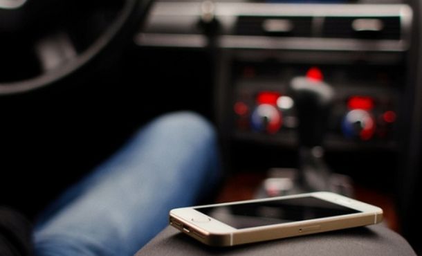 Olvidó el celular en un taxi y descubrieron que era un pedófilo
