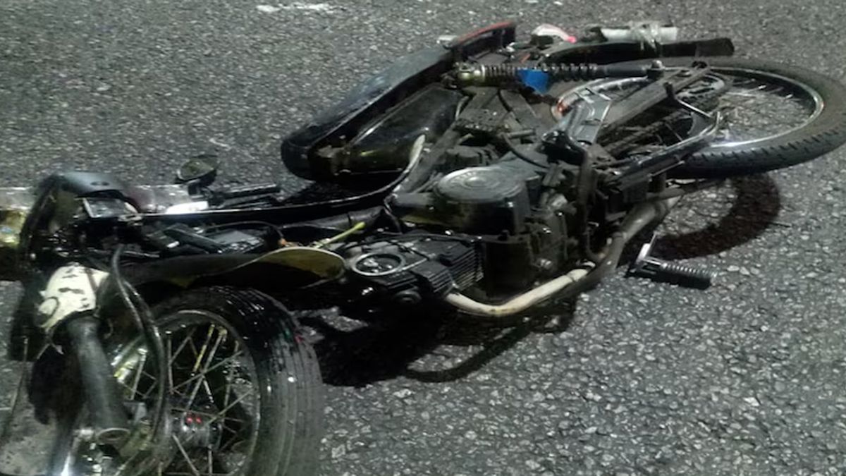 Brutal choque entre una moto y un auto: hay dos heridos de gravedad