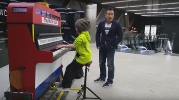 video: una nena de 9 anos la rompe tocando el piano video: una nena de 9 anos la rompe tocando el piano