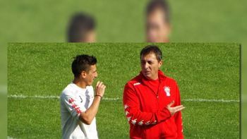 en la previa del ascenso, amenazan a jugadores y al dt de huracan en la previa del ascenso, amenazan a jugadores y al dt de huracan